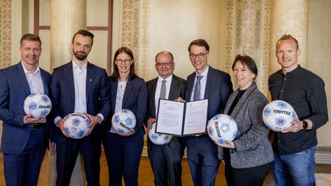 Beteiligte der Kooperationsvereinbarung v.l.n.r.: Tobias Welz, Dr. Axel Poth, Prof. Dr. Silke Sinning, Generalstaatsanwalt Torsten Kunze, Justizminister Christian Heinz, Christina Kreis, Sebastian Rode